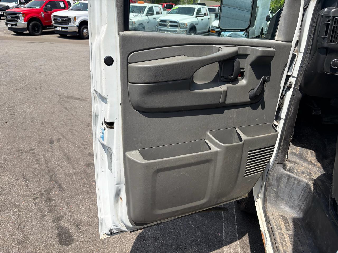 GMC Savana Commercial Cutaway  2011
