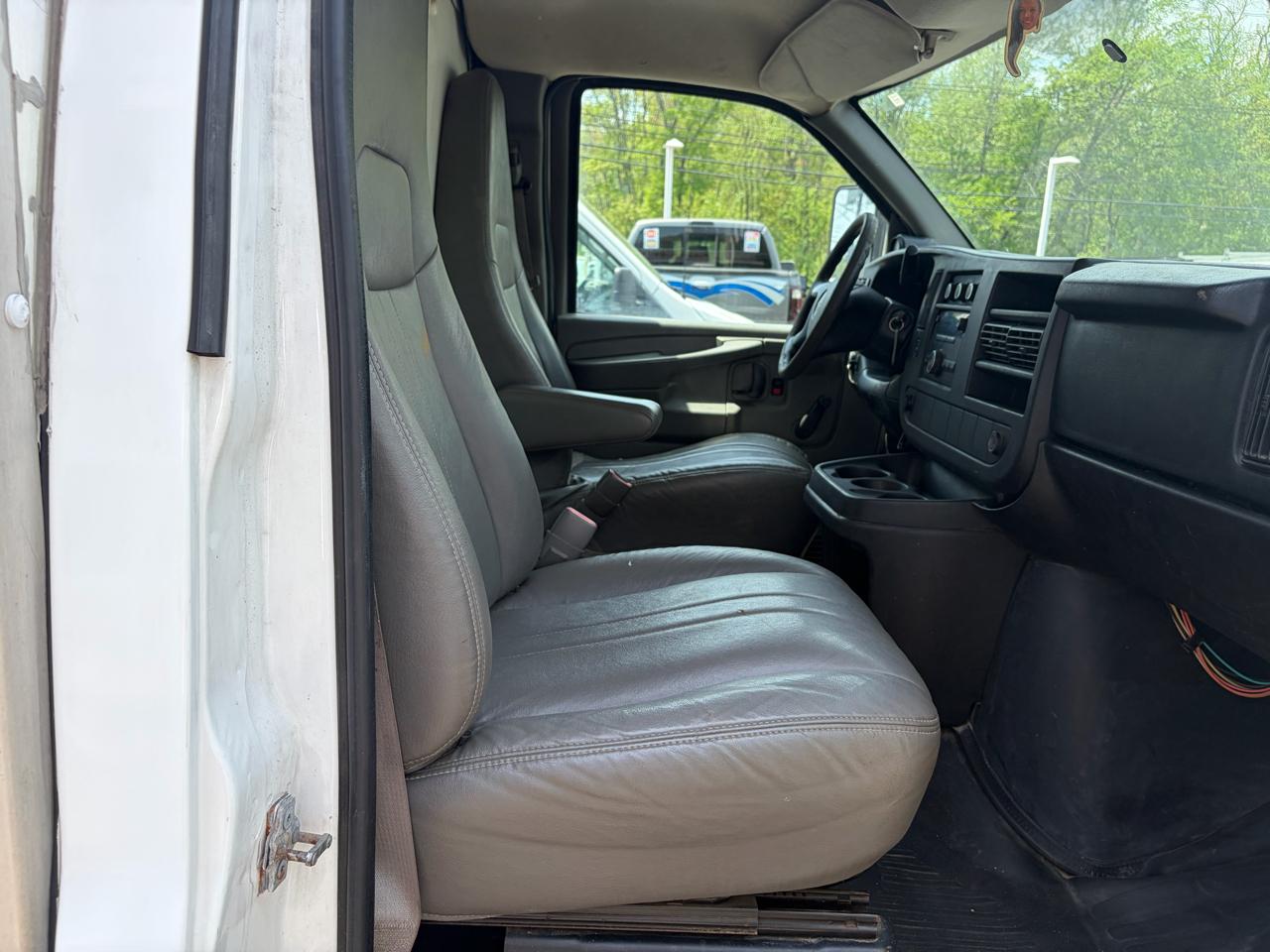 GMC Savana Commercial Cutaway  2011