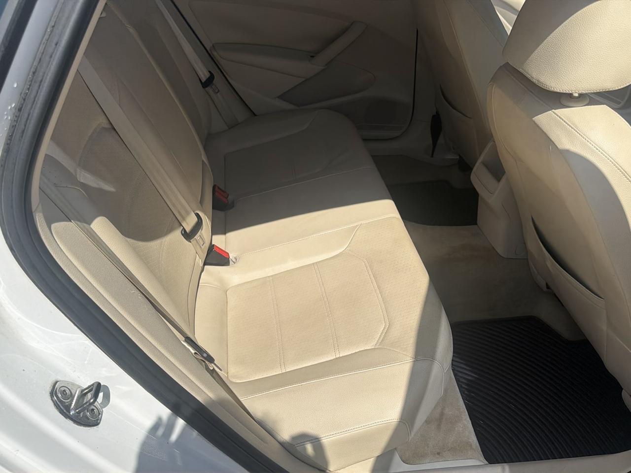 Volkswagen Passat 2.0L TDI SEL2 2012