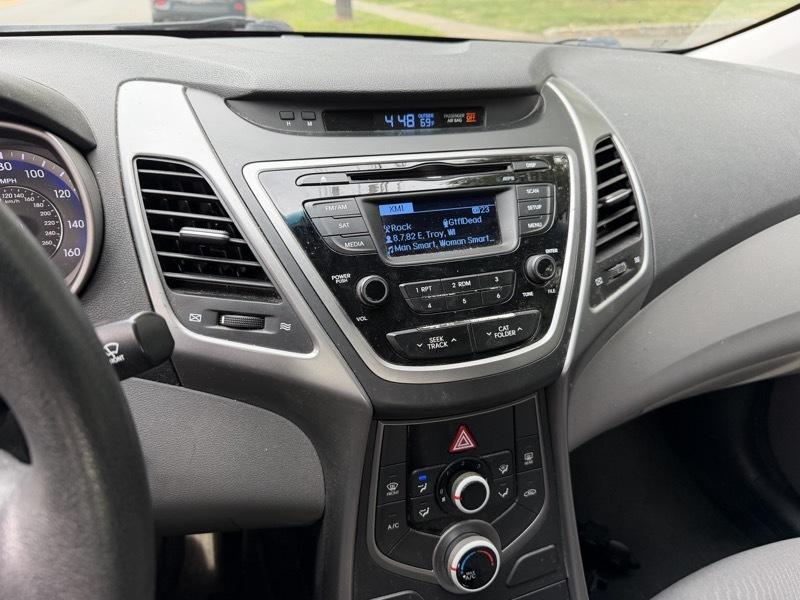 Hyundai Elantra SE 6AT 2015