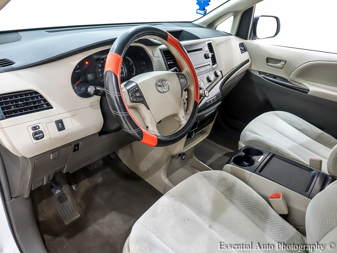 Toyota Sienna LE 8-Pass V6 2011