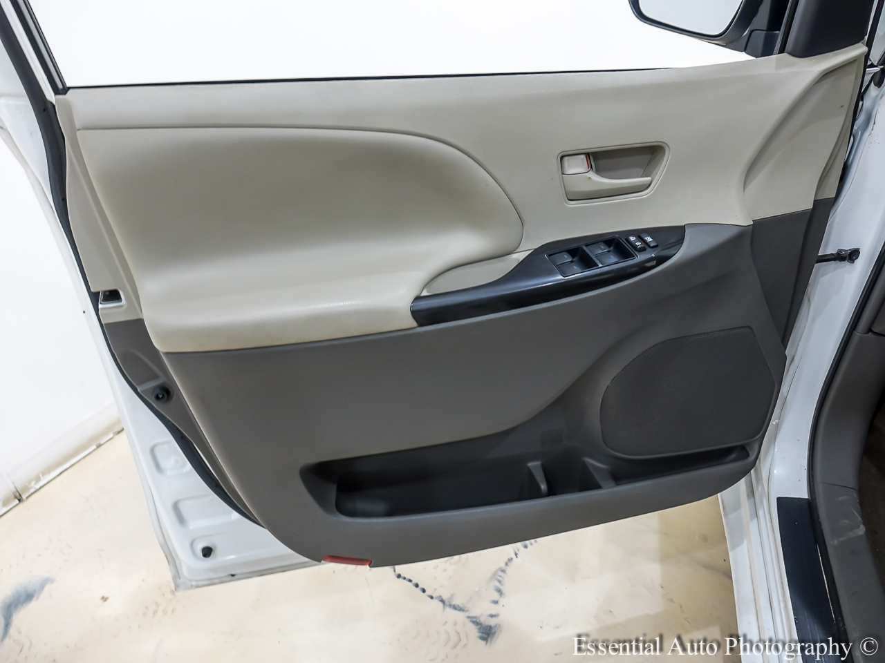 Toyota Sienna LE 8-Pass V6 2011