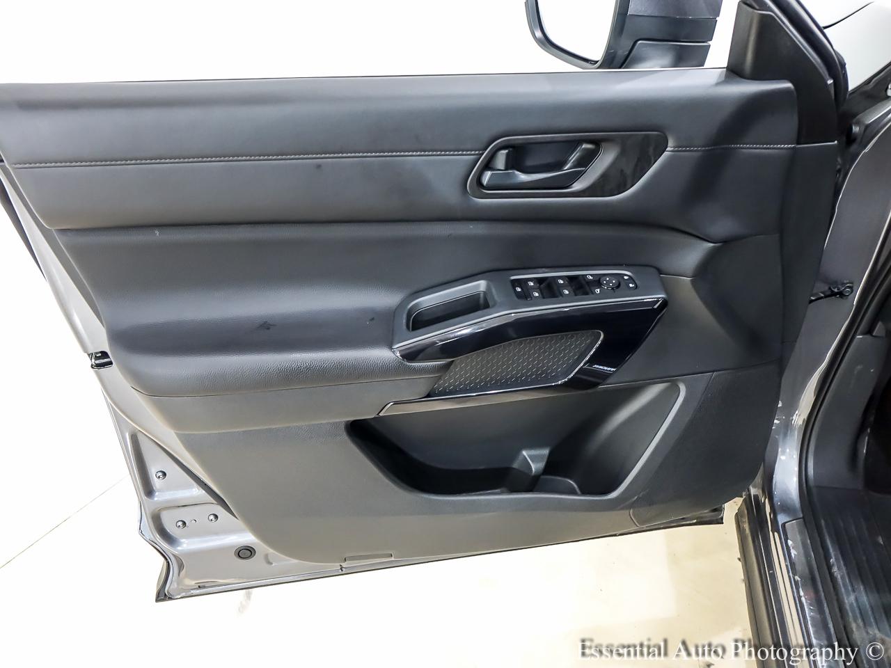 Nissan Pathfinder SV 4WD 2024
