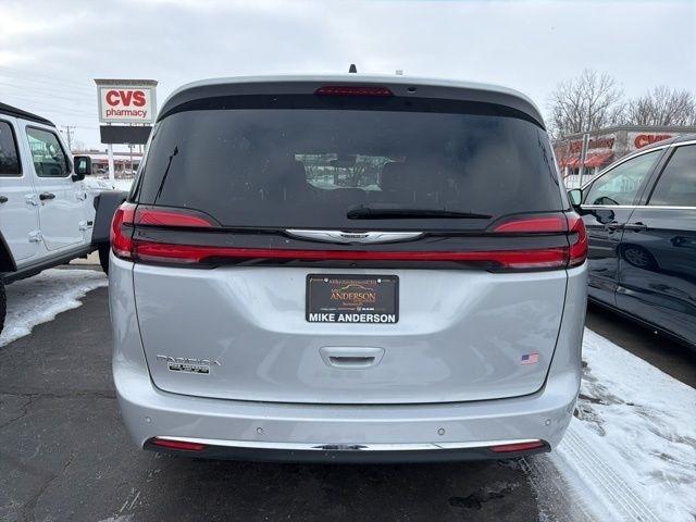 Chrysler Pacifica Touring L FWD 2024