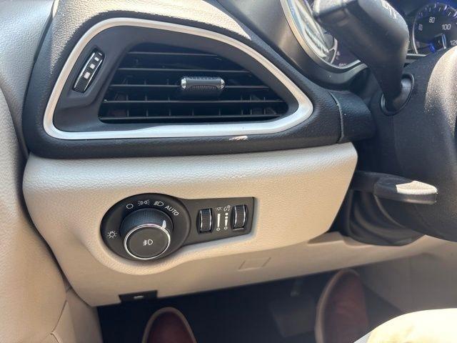 Chrysler Pacifica Touring L FWD 2024