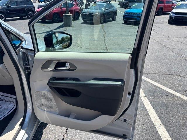 Chrysler Pacifica Touring L FWD 2024