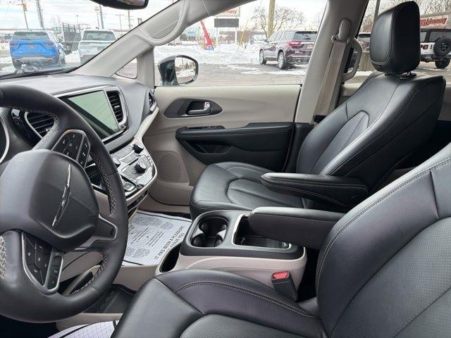 Chrysler Pacifica Touring L FWD 2024