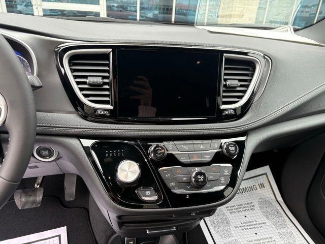 Chrysler Pacifica Select FWD 2026