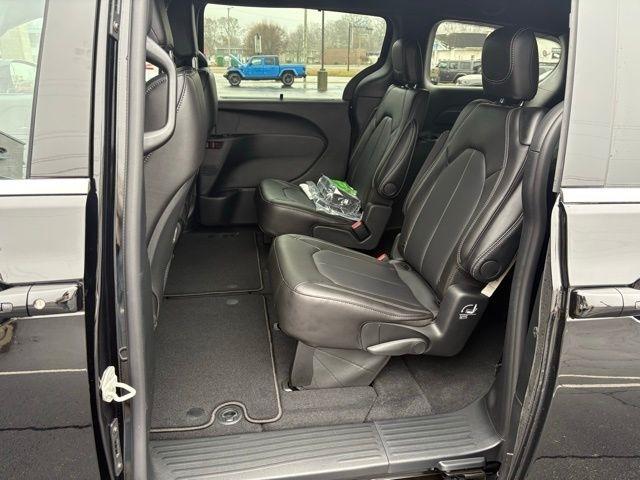 Chrysler Pacifica Select FWD 2026