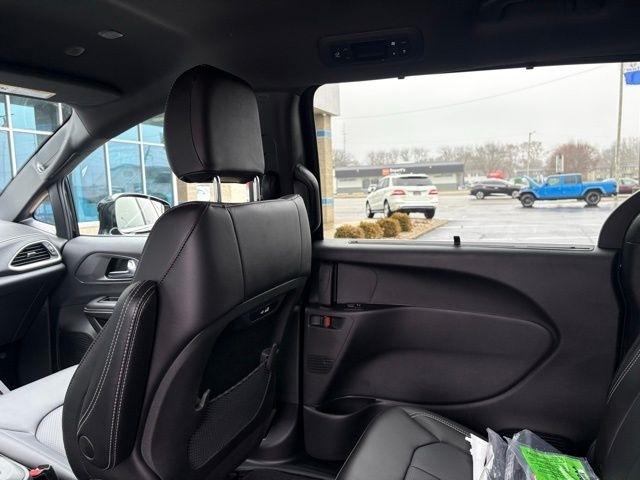 Chrysler Pacifica Select FWD 2026