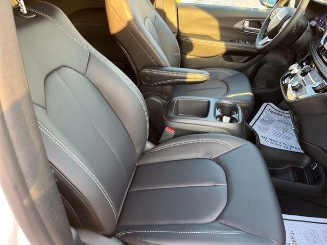 Chrysler Pacifica Select FWD 2026