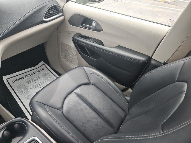 Chrysler Pacifica Hybrid Touring L FWD 2023