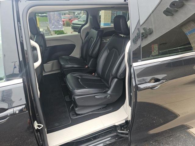 Chrysler Pacifica Hybrid Touring L FWD 2023