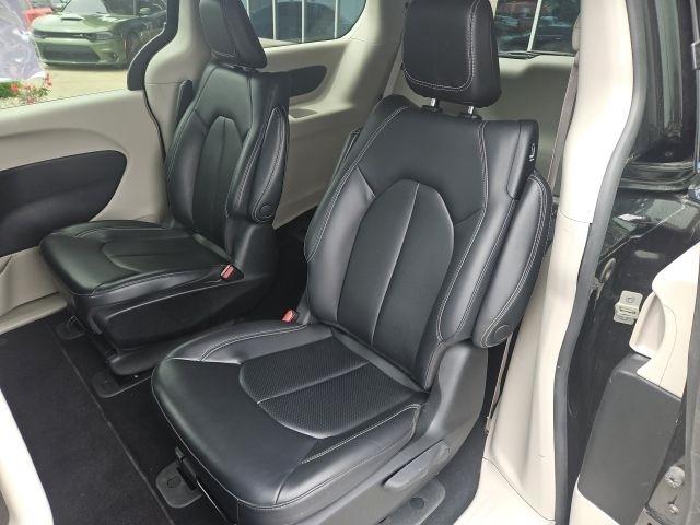 Chrysler Pacifica Hybrid Touring L FWD 2023