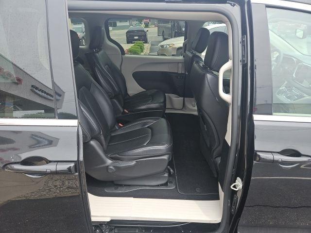 Chrysler Pacifica Hybrid Touring L FWD 2023