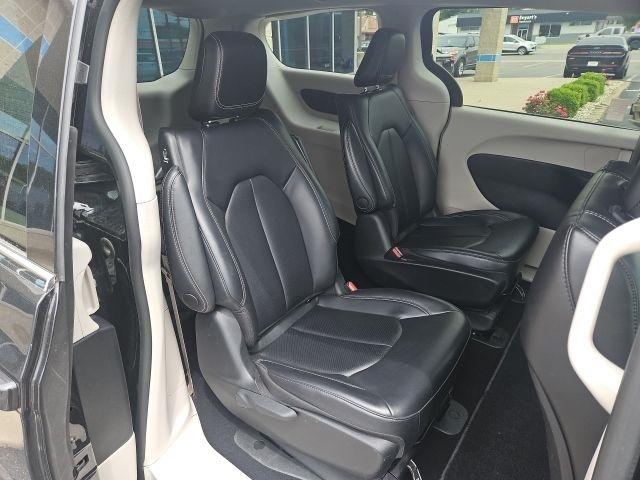 Chrysler Pacifica Hybrid Touring L FWD 2023