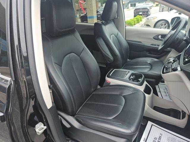 Chrysler Pacifica Hybrid Touring L FWD 2023