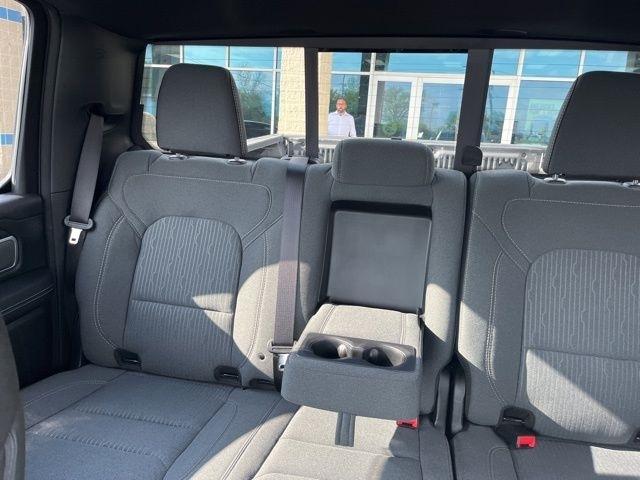 RAM 1500 Big Horn 4x4 Crew Cab 5'7" Box 2022