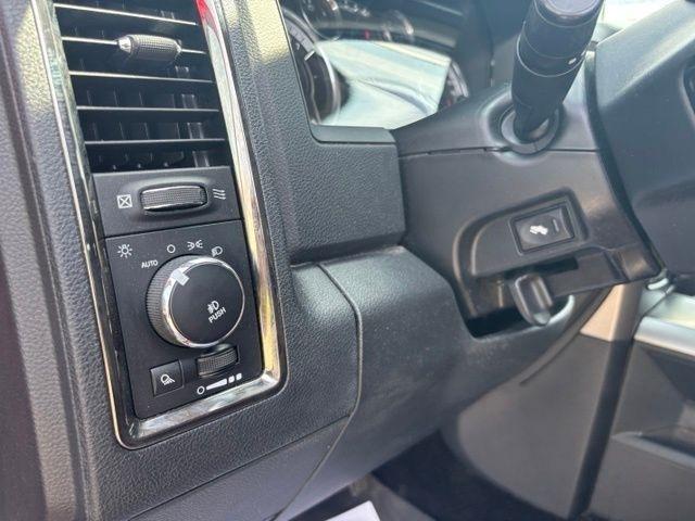RAM 1500 4WD Crew Cab 140.5" Sport 2016