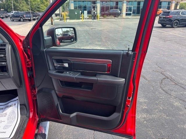 RAM 1500 4WD Crew Cab 140.5" Sport 2016