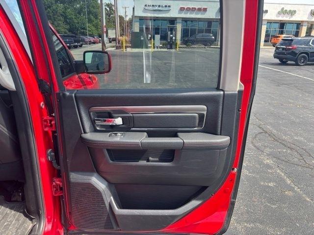 RAM 1500 4WD Crew Cab 140.5" Sport 2016