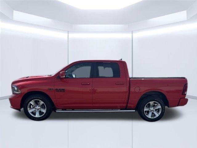 RAM 1500 4WD Crew Cab 140.5" Sport 2016