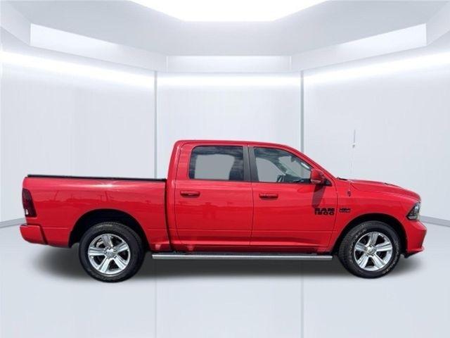 RAM 1500 4WD Crew Cab 140.5" Sport 2016