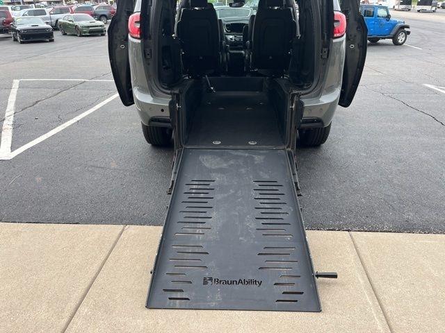 Chrysler Pacifica Touring L FWD 2021