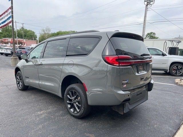 Chrysler Pacifica Touring L FWD 2021