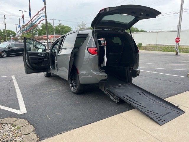 Chrysler Pacifica Touring L FWD 2021