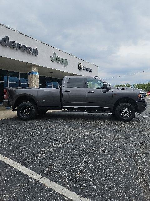 RAM 3500 Big Horn 4x4 Crew Cab 8' Box 2024