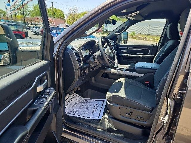 RAM 3500 Big Horn 4x4 Crew Cab 8' Box 2024