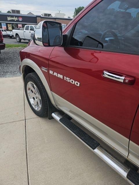 RAM 1500 4WD Crew Cab 140.5" Laramie 2011