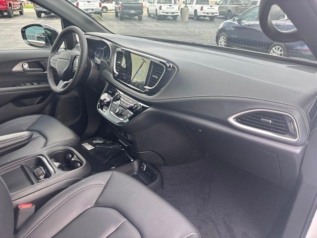 Chrysler Pacifica Select FWD 2027