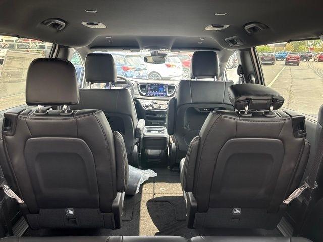 Chrysler Pacifica Select FWD 2027