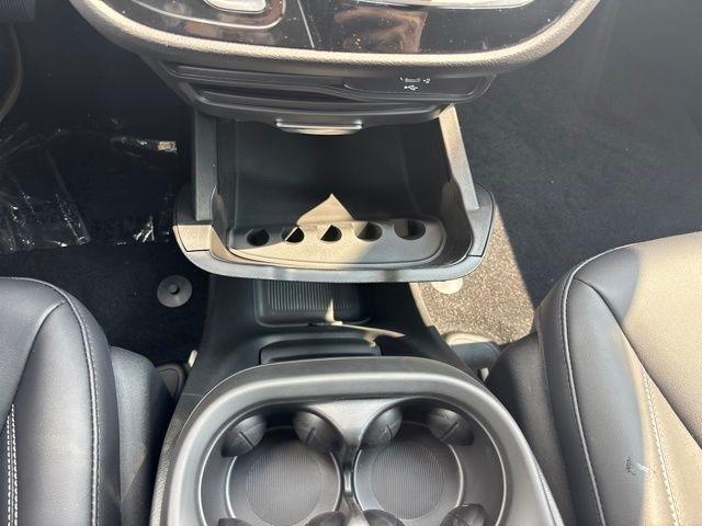 Chrysler Pacifica Select FWD 2027