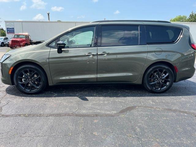 Chrysler Pacifica Limited FWD 2027