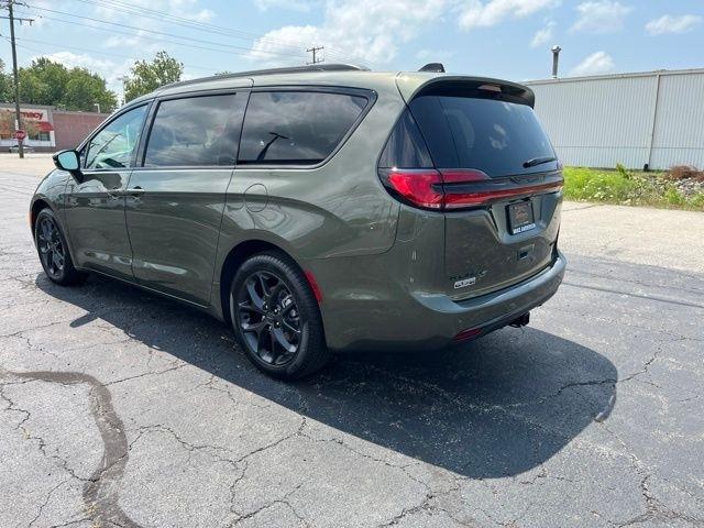 Chrysler Pacifica Limited FWD 2027