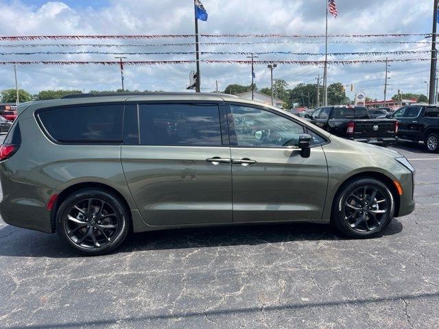Chrysler Pacifica Limited FWD 2027