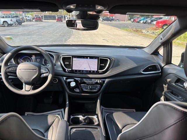 Chrysler Pacifica Limited FWD 2027