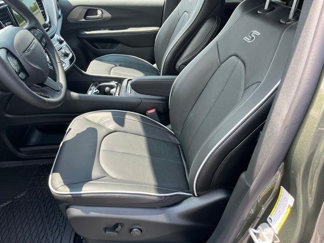 Chrysler Pacifica Limited FWD 2027