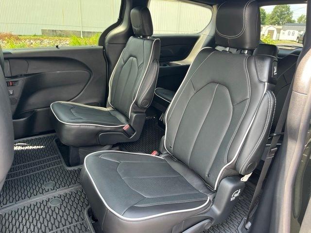 Chrysler Pacifica Limited FWD 2027