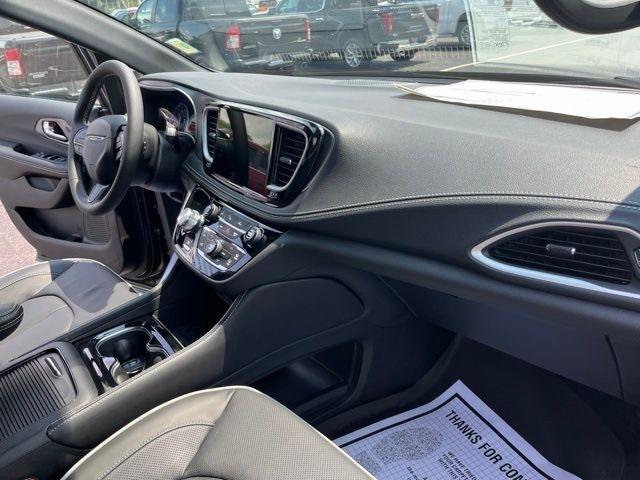 Chrysler Pacifica Limited FWD 2027