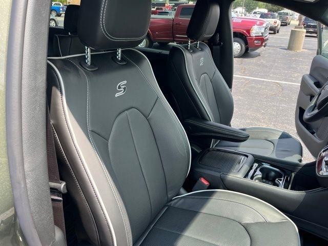 Chrysler Pacifica Limited FWD 2027