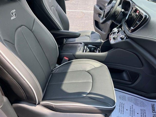 Chrysler Pacifica Limited FWD 2027