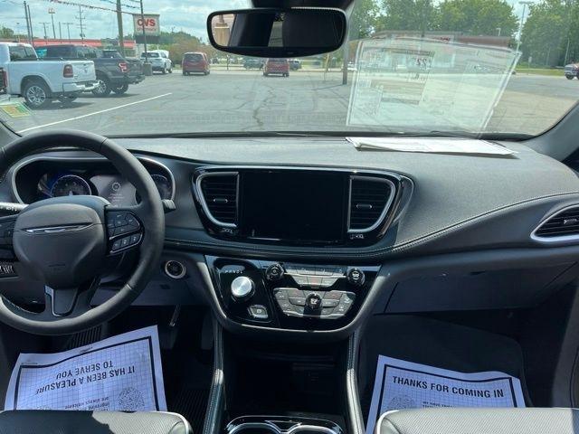 Chrysler Pacifica Limited FWD 2027