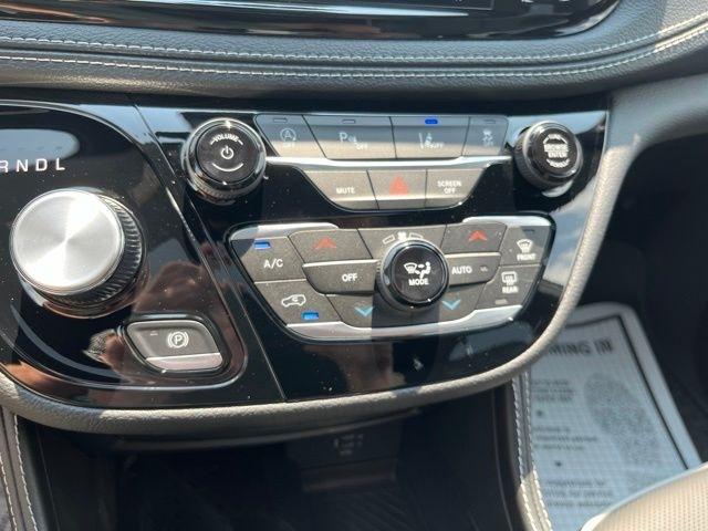 Chrysler Pacifica Limited FWD 2027