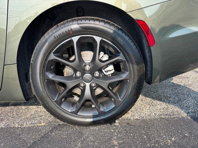 Chrysler Pacifica Limited FWD 2027
