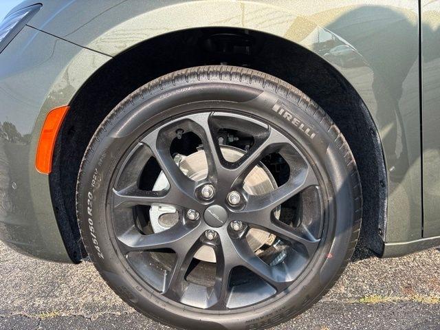 Chrysler Pacifica Limited FWD 2027