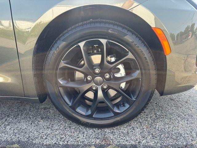 Chrysler Pacifica Limited FWD 2027